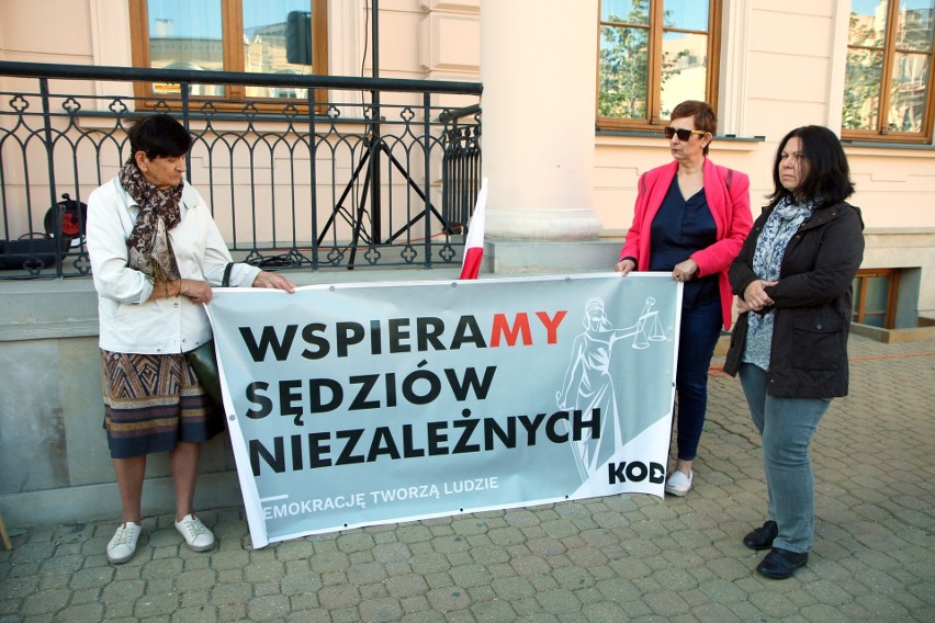 Lublin. Protest przed Sądem Okręgowym. "Żądamy przywrócenia do pracy niezależnych sędziów". Zobacz zdjęcia