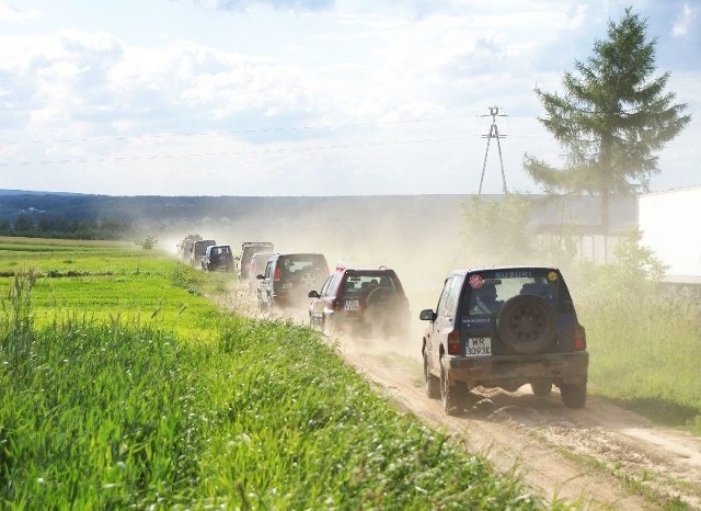 Przejazd samochodów terenowych po bezdrożach trzech gmin