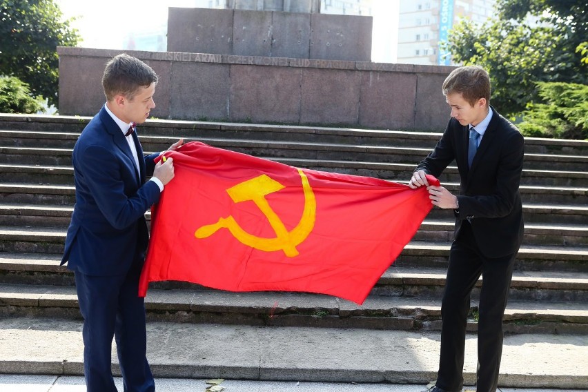 Na znak protestu spalili flagę Związku Radzieckiego [WIDEO]
