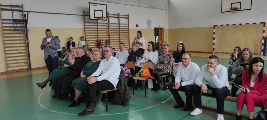 Uroczyste pasowanie pierwszoklasistów w Publicznej Szkole Podstawowej w Zakrzówku. Zobacz zdjęcia