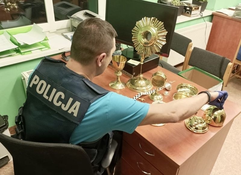 Dzięki policjantom  wszystkie naczynia liturgiczne o...