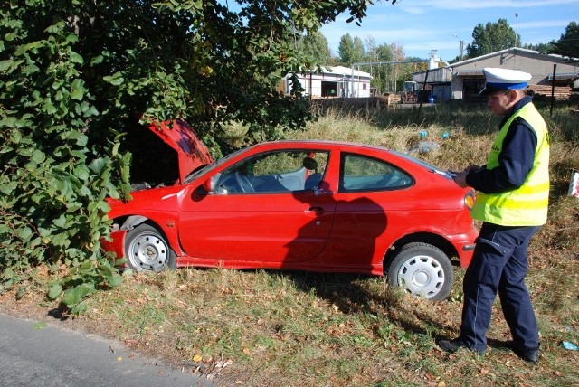 Wypadek w Przyborzycach. Renault uderzył w drzewo.