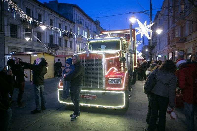 Ciężarówki COCA COLI w Łodzi. Świąteczny konwój wjechał do miasta