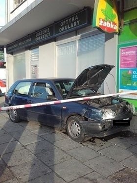 Wypadek na Traktorowej w Łodzi. Volkswagenem wjechał w blok [ZDJĘCIA]