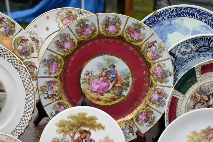 Porcelana i narzędzia ogrodnicze na giełdzie w Miedzianej Górze pod Kielcami. Zobacz, co oferowano