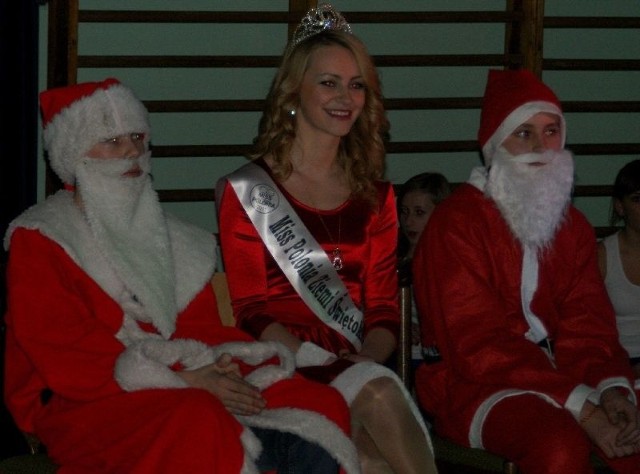 Paulina podczas ubiegłorocznej imprezy, w towarzystwie dwóch Mikołajów.