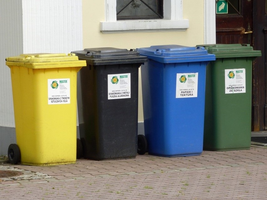 Segregacja śmieci według niektórych działkowców. Gruz i chwasty w plastikach