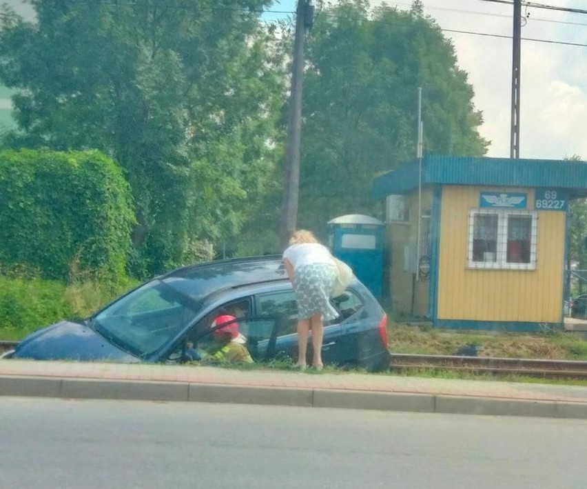 Krosno. Zderzenie samochodów osobowych na skrzyżowaniu. Jeden z nich wypadł z drogi na tory kolejowe! [ZDJĘCIA]