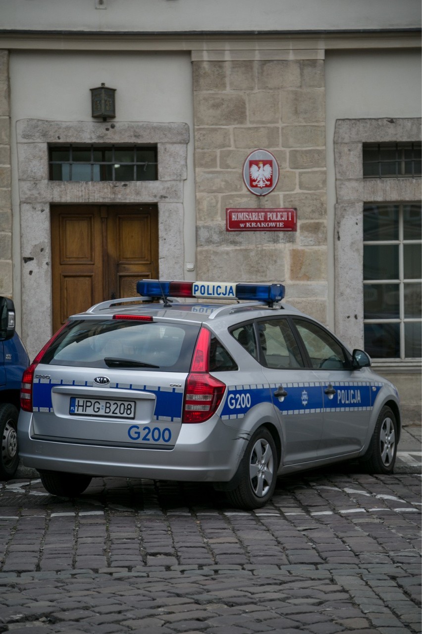 Krakowscy dzielnicowi przynależą do ośmiu komisariatów w...