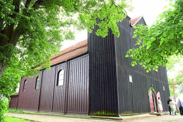 Drewniany kościół na wzgórzu w Wylatowie zainteresuje...