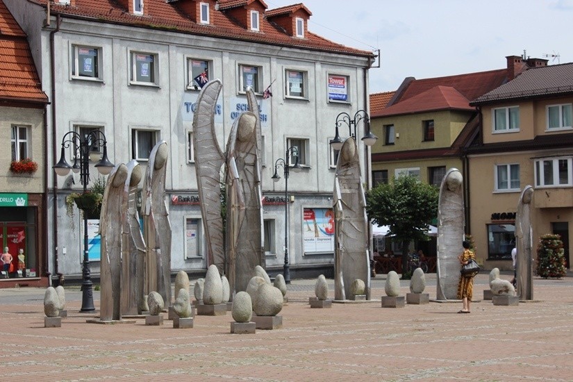 Żory: Na rynku pojawiły się stalowe anioły. Co to takiego? ZDJĘCIA