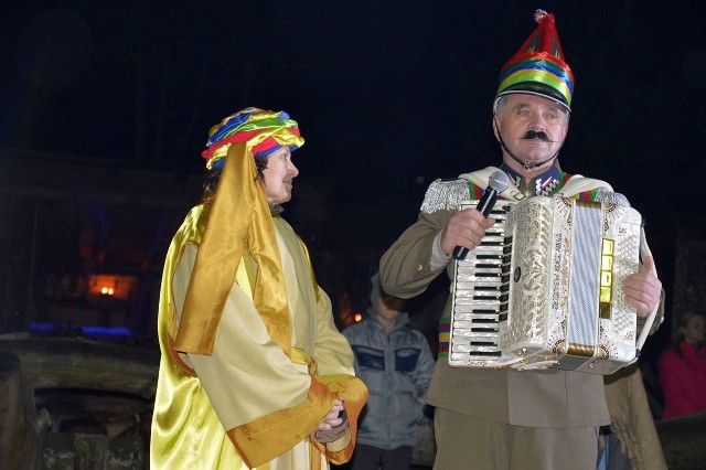 Krystyna i Zbigniew Koczwarowie podczas wystawiania jasełek w Kochanach najserdecznie przyjmują wszystkioch gości