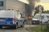 Pożar na terenie salonu samochodowego w Sosnowcu-Środuli. Płomienie uszkodziły dwa auta oraz elewację budynku. Sprawę bada policja