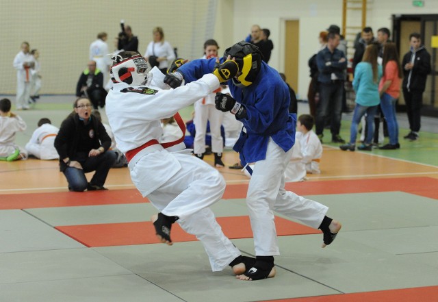 W sobotę w hali sportowej Medyczno-Społecznego Centrum Kształcenia Zawodowego i Ustawicznego w Przemyślu, odbyły się XIII Mistrzostw Polski Sportowego Jiujutsu. Połączono je z turniejem dla dzieci, młodzików, juniorów i weteranów.W sumie na dwóch matach walczyło około 100 zawodników i zawodniczek z Polski, Słowacji i Litwy.