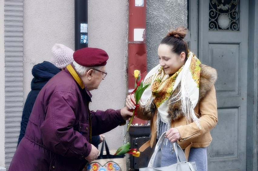 Gorlice. Rafał Kukla, burmistrz Gorlic, z koszem pełnym tulipanów spacerował po mieście