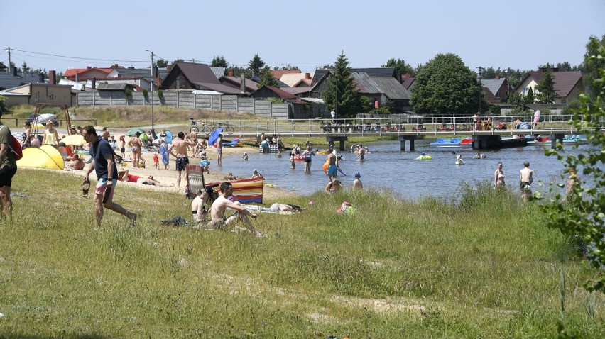 W Borkowie jak w tropikach. Upalna sobota nad zalewem, tłumy plażowiczów [ZDJĘCIA]