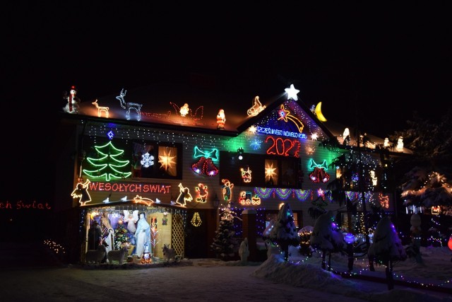 Dom jak z bajki. Oto oświetlenie na Boże Narodzenie 2022 w Ostrówku koło Zduńskiej Woli