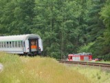 Piła: Samochód wjechał pod pociąg. Ruch kolejowy do Szczecina zablokowany
