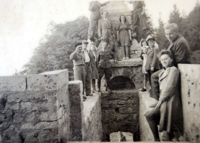 Grupa więźniów Buchenwaldu, wraz z moim ojcem, sfotografowana przez Amerykanów