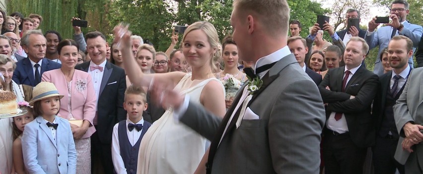 Scena z powitania nowożeńców przed Pałacem w Ostromecku, w...