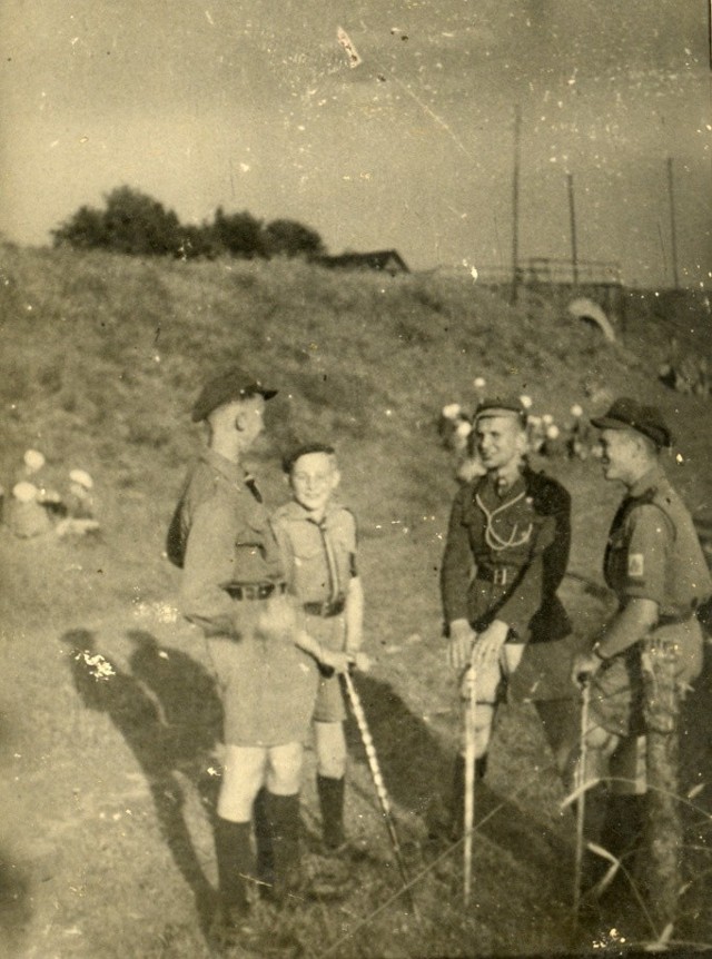 Obóz zuchowy VI BDH w Lipuszu, lipiec 1939 r. Od lewej: oboźny Gruchała,  komendant Kędziora i jego brat, Jaraczewski