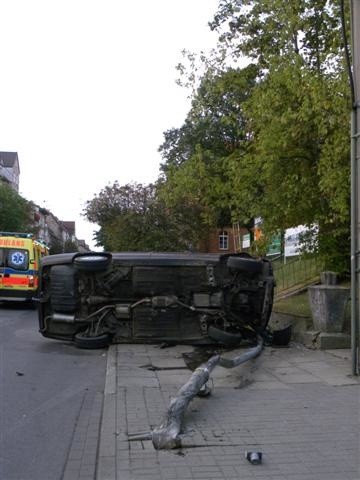 Samochód wypadł z drogi i ściął słup (zdjęcia Czytelnika)