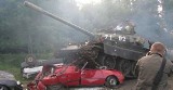 Pod Leborkiem ustanowiono rekord świata w zgniataniu samochodów czołgiem  