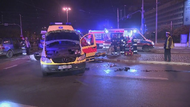 Na pl. Jana Pawła II we Wrocławiu doszło do zderzenia ambulansu z samochodem osobowym.