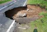 Droga krajowa zablokowana! Zrobiła się gigantyczna wyrwa! Utrudnienia potrwają aż do jutra! (zdjęcia)