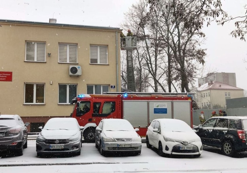 Burza śnieżna w Radomiu i powiecie radomskim. Kilkadziesiąt interwencji strażackich, powalone drzewa, uszkodzone dachy