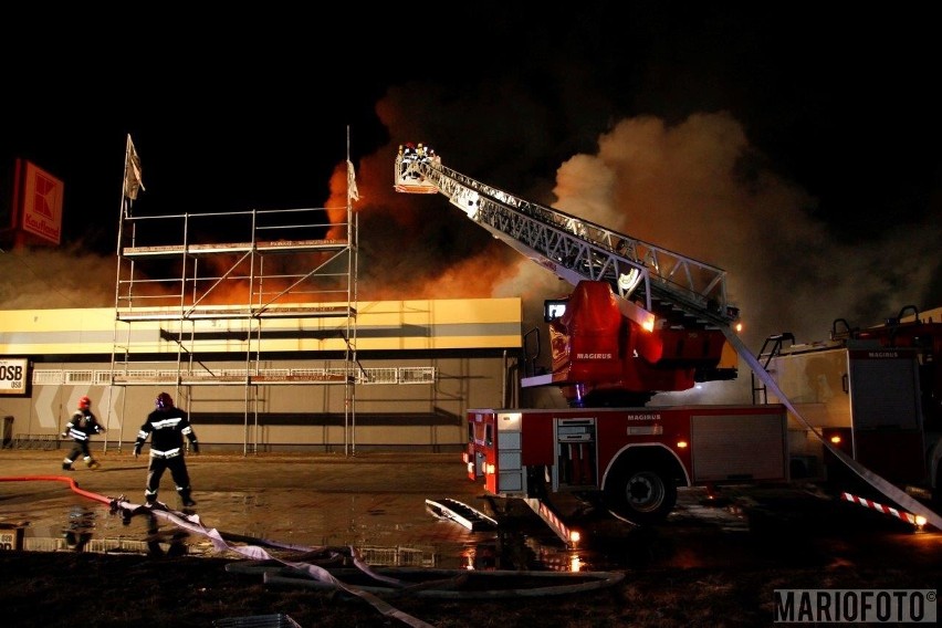 Na miejscu pracuje 13 zastępów straży pożarnej w Opolu.