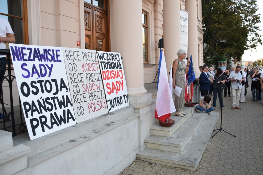 Kolejna pikieta KOD w Lublinie. "Wyrażamy szacunek za postawę polskich sędziów" (WIDEO, ZDJĘCIA)                                   