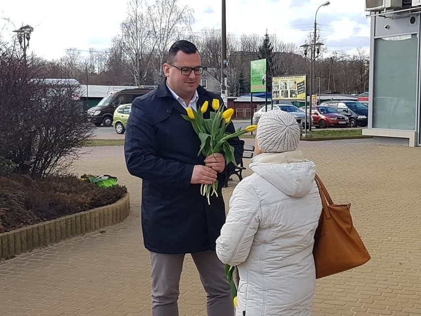 Prezydent Skarżyska ze swoimi współpracownikami obdarowywali mieszkanki miasta kwiatami