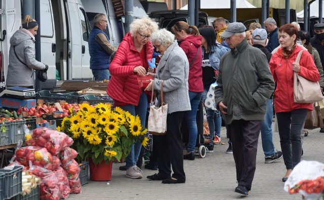 25 września na miejskim targu w Szydłowcu panował duży ruch. Byli handlujący i kupujący. Najwięcej ludzi oblegało stoiska z warzywami i owocami. ZOBACZ ZDJĘCIA>>>