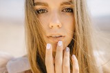 Krótkie paznokcie, czyli modne i wygodne rozwiązanie dla aktywnych kobiet. Zobacz piękne wzory i kolory oraz sprawdź, jak je malować