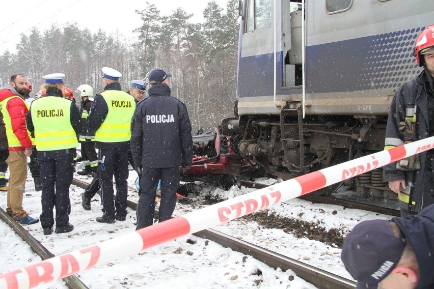 Tragiczny wypadek na przejeździe kolejowym w gminie Sobków. Nie żyją dwie osoby