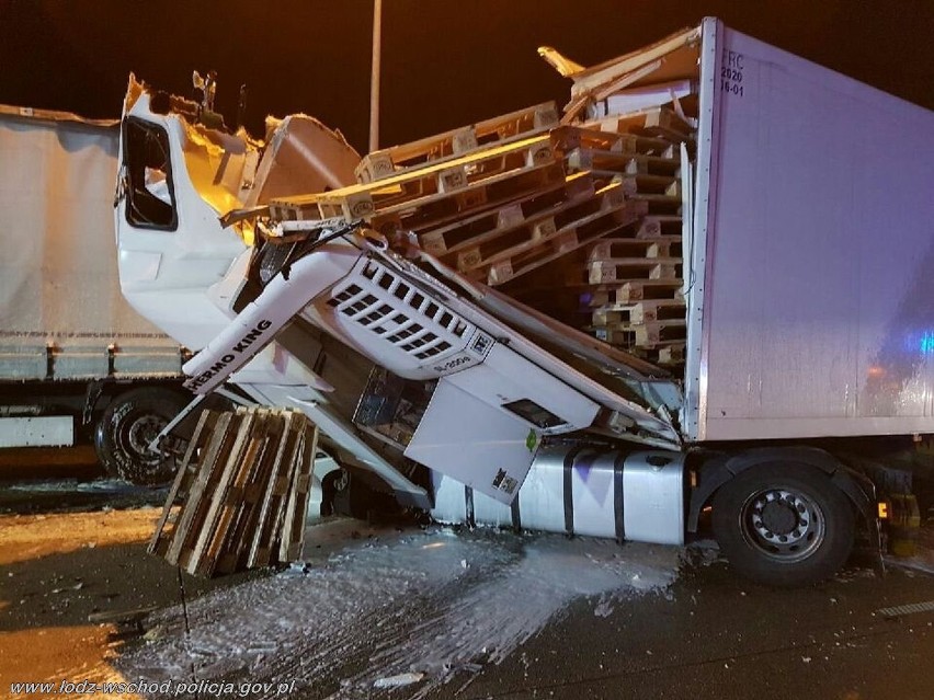 Wypadek na A1: zderzenie 3 ciężarówek na autostradzie koło Piotrkowa Trybunalskiego. Informacje policji 9.11.2019
