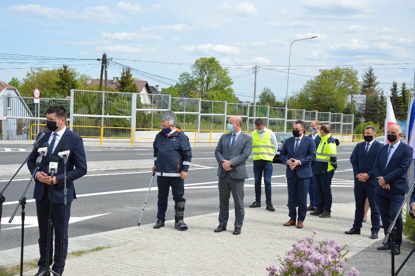 Modlnica. Rondo na drodze krajowej nr 94 oficjalnie otwarte. Przyjechał minister i wicemarszałek [GALERIA]