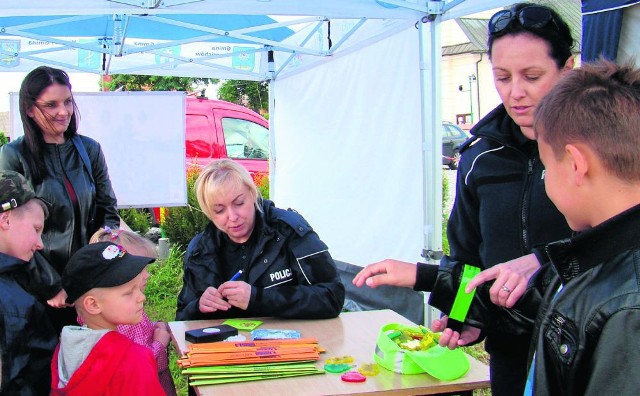 Policjantki Beata Dulewicz i Justyna Banyś w Radziszowie rozdawały dzieciom odblaskowe elementy 