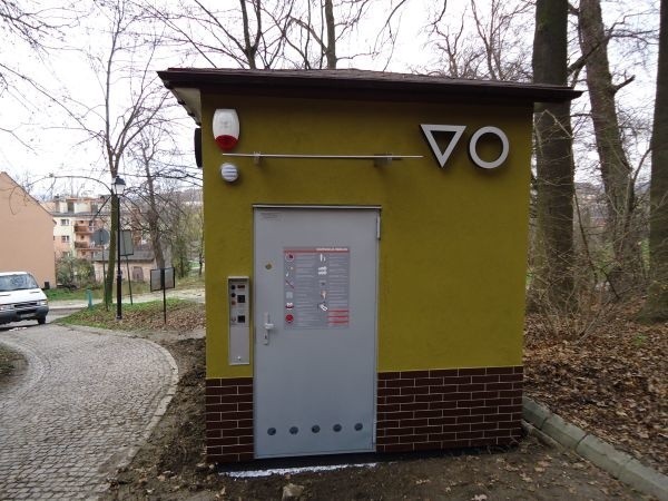Nowa toaleta publiczna w parku miejskim w Przemyślu.