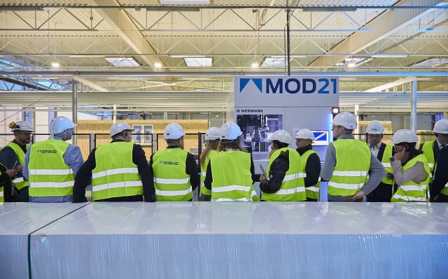 Nowa fabryka Erbudu nazywa się MOD 21 i otwarta została w Ostaszewie pod Toruniem pod koniec listopada 2022 roku. To najbardziej nowoczesna w Europie fabryka modułów dla budownictwa.