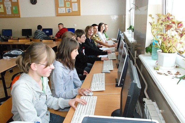 Uczniowie z Topólki w pracownik komputerowej