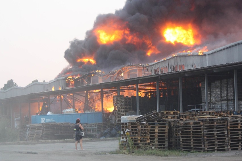 Pożar hali papierniczej w Zawierciu. Potężny słup czarnego...