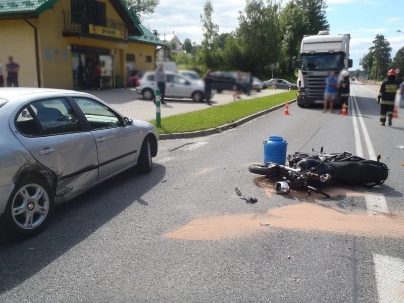 Wypadek we Frycowej. Zderzył się samochód z motocyklem [ZDJĘCIA]