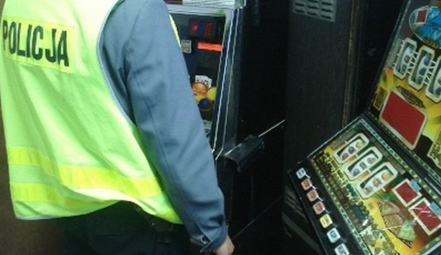 Policjanci podejrzewają, że bracia włamywali się do barów, a tu interesowały ich głównie automaty do gier.