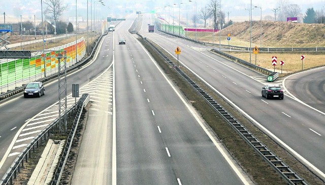 Lotnisko w Modlinie ma jeden terminal i jeden pas startowy. Jest idealne do obsługi tanich linii lotniczych, ale dzieli je około 40 km od centrum Warszawy.