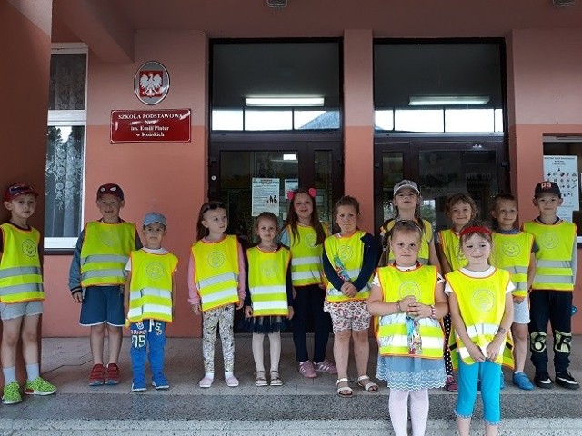 Na zdjęciu grupa starszaków z Przedszkole Miś została zaproszona do Szkoły Podstawowej numer 1 w Końskich