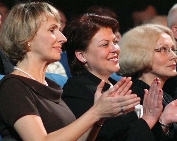 Andżelika Borys (w środku) oklaskuje w grudniu 2008 występ polskich dzieciaków z Grodna w Teatrze Dramatycznym