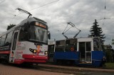 Pasażerów krakowskiego MPK czeka jeszcze siedem lat walki z wysoką podłogą tramwajów