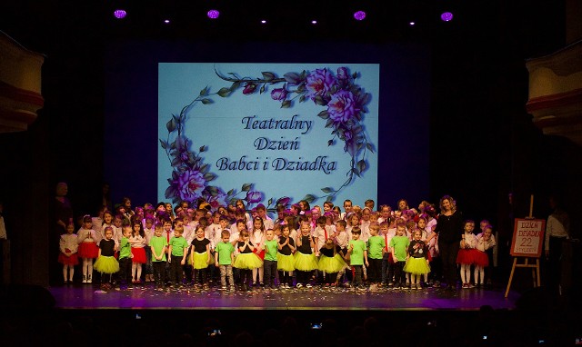 Teatralny Dzień Babci i Dziadka zorganizowany przez dzieci ze Szkoły Podstawowej w Wałdowie Szlacheckim.